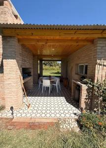 a patio with a table and chairs in a house at Casa de campo ElChale cerca del autodromo de Rafaela in Rafaela