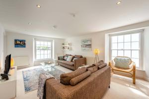 a living room with a couch and a tv at 2 Bed in Appledore oc-loblof in Appledore