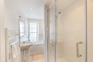 a bathroom with a shower and a sink at 2 Bed in Appledore oc-loblof in Appledore +20 photos