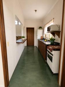a kitchen with a green floor in a room at Pousada Serra do Encanto in Delfinópolis