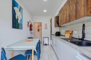 a kitchen with a sink and a table with chairs at Casa Solace in Almada +28 photos