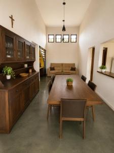 a living room with a table and a couch at Pousada Serra do Encanto in Delfinópolis