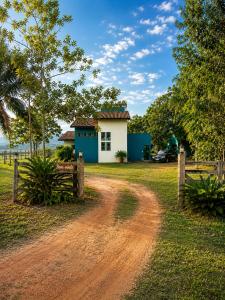 a dirt road in front of a house at Pousada Serra do Encanto in Delfinópolis +7 photos