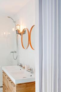 y baño con lavabo y espejo. en CBbC Suites Port Vell, en Ibiza