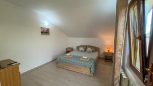 a small bedroom with a bed and a window at Casa Maia Corbu in Corbu