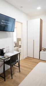 a living room with a table and a bathroom at Locazione Turistica Dal Degan 2 in San Bonifacio