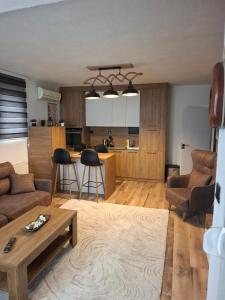a living room with a couch and a table at Nesi apartmenti in Prishtinë