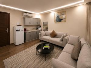 a living room with a couch and a table at فندق حي الربوه Al Rabwah District Hotel in Tabuk