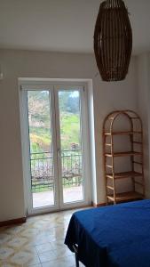 a bedroom with a bed and a door with a view at Domus amica 1 in Finocchito