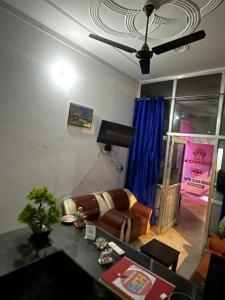 a living room with a couch and a table at Hotel glass house in Kāta Patthar