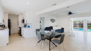 a kitchen and a dining room with a table and chairs at Florida Paradyse 10MIN DOWNTOWN Y 10 MIN BEACH in Fort Myers