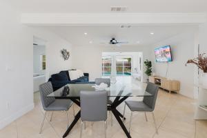 a dining room and living room with a table and chairs at Florida Paradyse 10MIN DOWNTOWN Y 10 MIN BEACH in Fort Myers