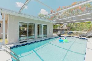 a swimming pool in a house with an open ceiling at Florida Paradyse 10MIN DOWNTOWN Y 10 MIN BEACH in Fort Myers