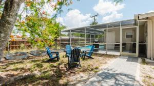 a group of chairs sitting outside of a house at Florida Paradyse 10MIN DOWNTOWN Y 10 MIN BEACH in Fort Myers