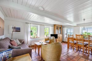 a living room with a couch and a table at Achtern Diek in Schülp