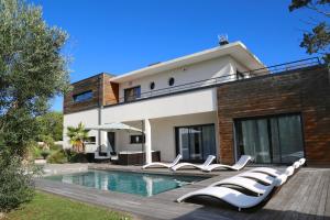 Πισίνα στο ή κοντά στο La Villa du Triangle
