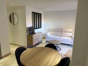 a living room with a table and a couch at Appartement 4 personnes in Sainte-Maxime