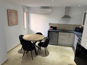 a kitchen with a table and chairs in a room at Appartement 4 personnes in Sainte-Maxime