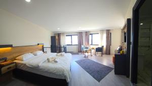 ein Schlafzimmer mit einem großen Bett mit weißer Bettwäsche in der Unterkunft Moonlight Suite in Trabzon