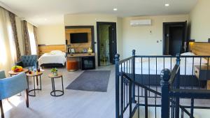 ein Wohnzimmer mit einem Zimmer mit einem Bett in der Unterkunft Moonlight Suite in Trabzon