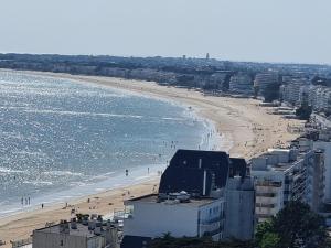 a view of a beach with people in the water at Kerstunt Chambre d'hôtes Relais Motards in Guérande