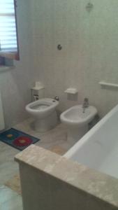 a bathroom with a toilet and a tub and a sink at B&B Bonvino in Scanzano