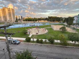 a park with a pool with people playing in it at Conforto no Centro in Pelotas