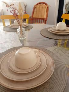 a table with plates and bowls on top of it at Conforto no Centro in Pelotas