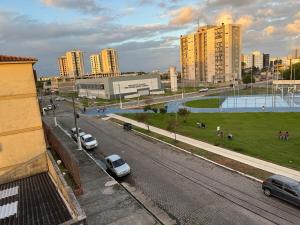 a view of a city with cars parked on a street at Conforto no Centro in Pelotas