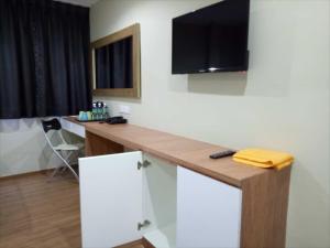 TV a/nebo společenská místnost v ubytování Royale Hotel Batu Gajah