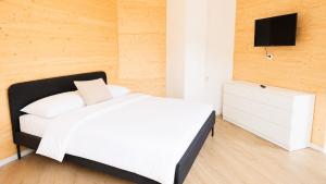 a bedroom with a white bed and a tv on a wall at Daubresse 85 A Centre-Gare-Aéroport in Charleroi