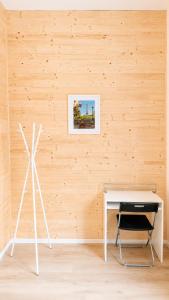 a room with a white desk and a picture on the wall at Daubresse 85 A Centre-Gare-Aéroport in Charleroi
