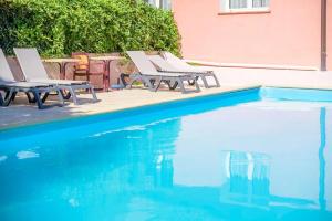 a group of chairs and a swimming pool at Camping 2 étoiles - Piscine - ccbgb0d in Sospel