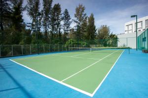 Tennis und/oder Squash in der Unterkunft Mai Khaolak Beach Resort & Spa - TUIBLUE Mai Khaolak oder in der Nähe