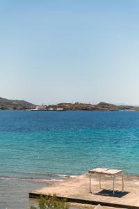 ein Picknicktisch am Strand in der Nähe des Wassers in der Unterkunft Brazzera Hotel in Finikas