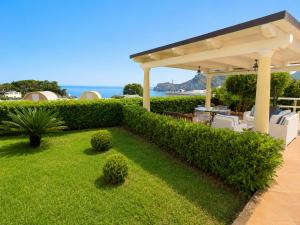 a backyard with a pergola and a lawn at Maridea - Villetta Brezza Marina in Ponza
