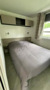 a bedroom with a white bed in a room at Numero 281 in La Tremblade