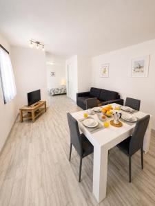 a white table and chairs in a living room at Casa del Marinaio - Agenzia Cocal in Caorle