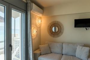 a living room with a couch and a mirror at Sea Salt Studios in Nerántza