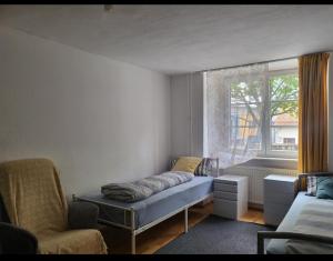 a bedroom with a bed and a chair and a window at Tolle Stadtwohnung in Darmstadt