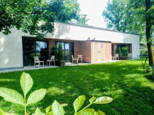 a house with a green lawn in the yard at Montecarlo B&B in Tortona