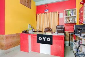 a store with a red and yellow wall at Hotel O Kings Hotel & Banquet in Siliguri
