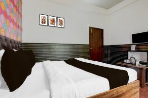 a bedroom with a bed and a television in it at Hotel O Kings Hotel & Banquet in Siliguri +21 photos