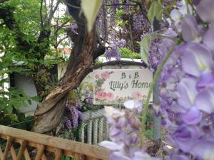アルルーノにあるB&B Lilly's Homeの紫の花の看板