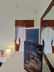 ein Buch, das auf einem Tisch liegt in der Unterkunft Windsor Local in Haverfordwest