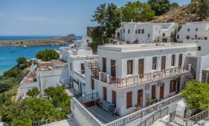 Luftaufnahme eines weißen Gebäudes mit Balkonen in der Unterkunft Electra in Lindos