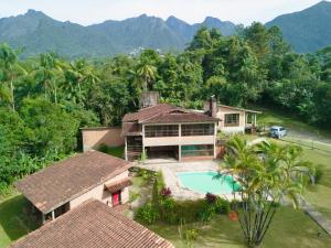 an aerial view of a house with a swimming pool at Pousada Alto Pirapitinga in Resende