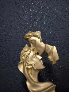 a gold statuette of two kissing women at STD AFRODITA Apartment & Garden in Vrdnik