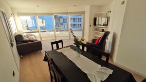 a living room with a table with a vase on it at Viento Sur Anfitrionas "Centro" in Puerto Madryn