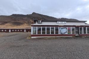 ein Gebäude mit einem Wandgemälde an der Seite in der Unterkunft Gil guesthouse in Búðardalur